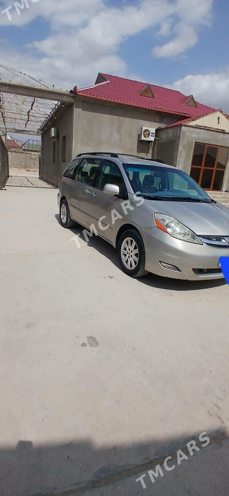 Toyota Sienna 2009 - 200 000 TMT - Балканабат - img 4