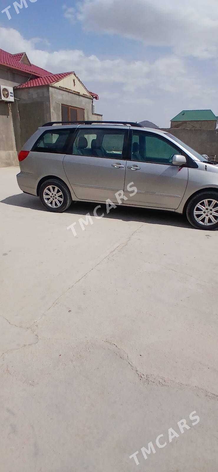 Toyota Sienna 2009 - 200 000 TMT - Балканабат - img 2