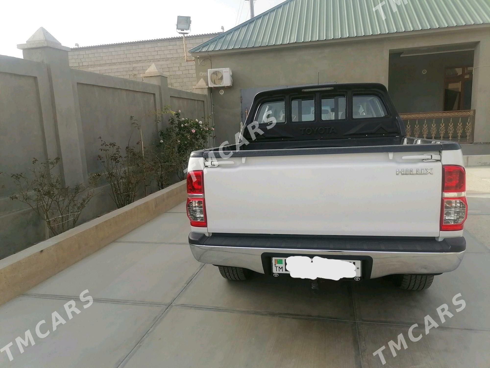 Toyota Hilux 2014 - 360 000 TMT - Хазар - img 3