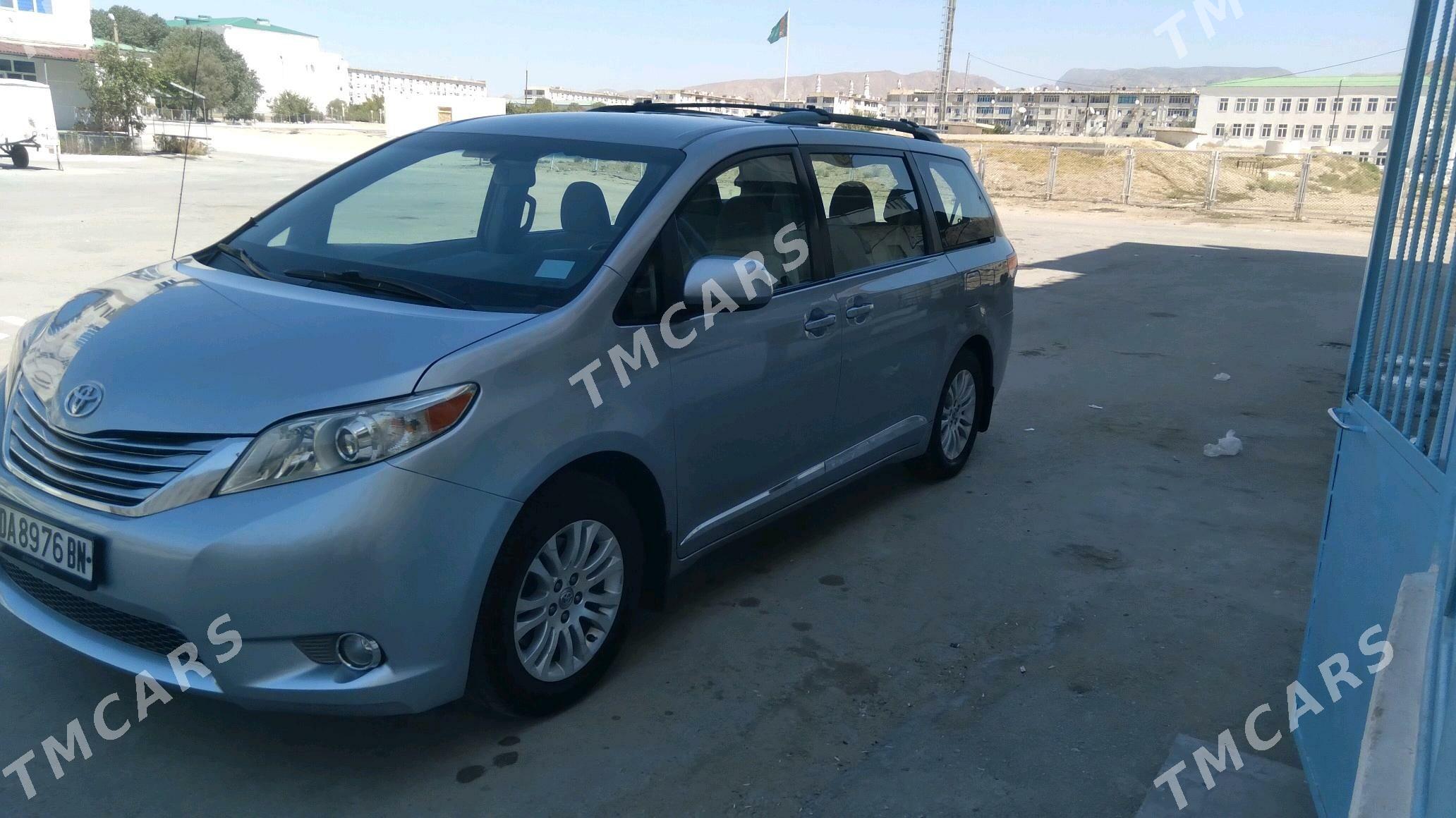Toyota Sienna 2011 - 300 000 TMT - Джебел - img 3