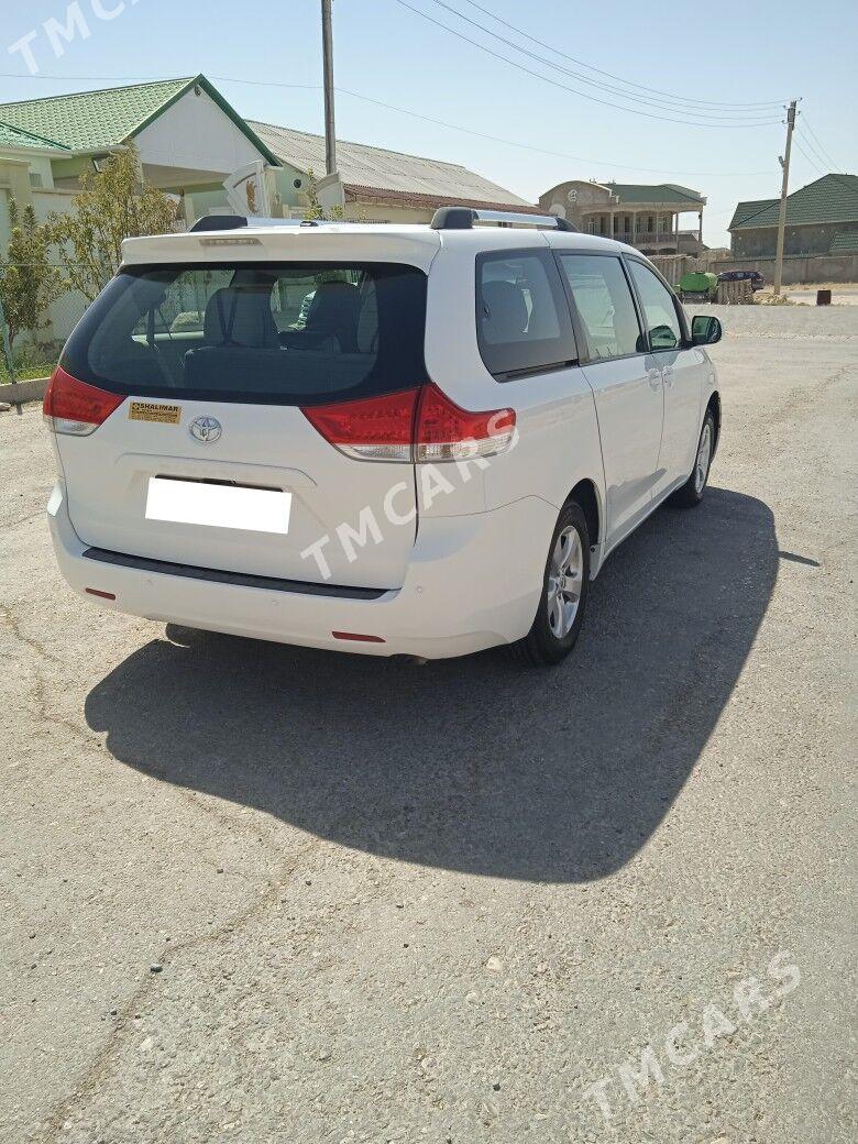 Toyota Sienna 2010 - 300 000 TMT - Balkanabat - img 7