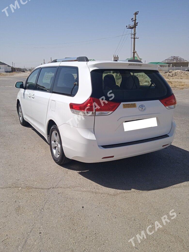 Toyota Sienna 2010 - 300 000 TMT - Balkanabat - img 3