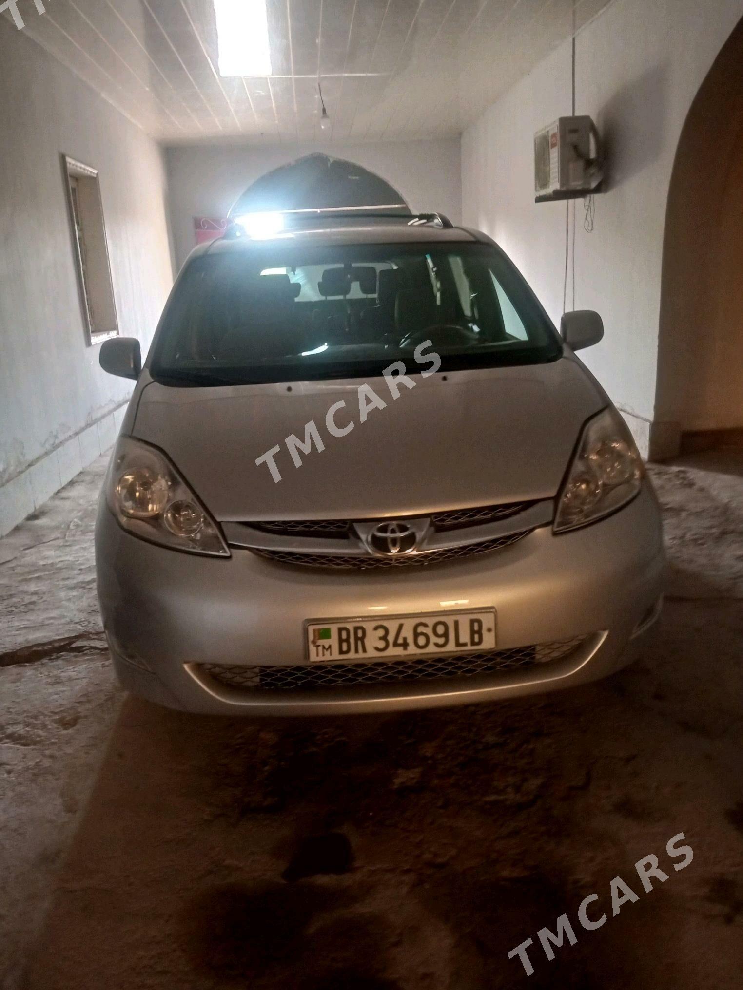 Toyota Sienna 2009 - 230 000 TMT - Фарап - img 5