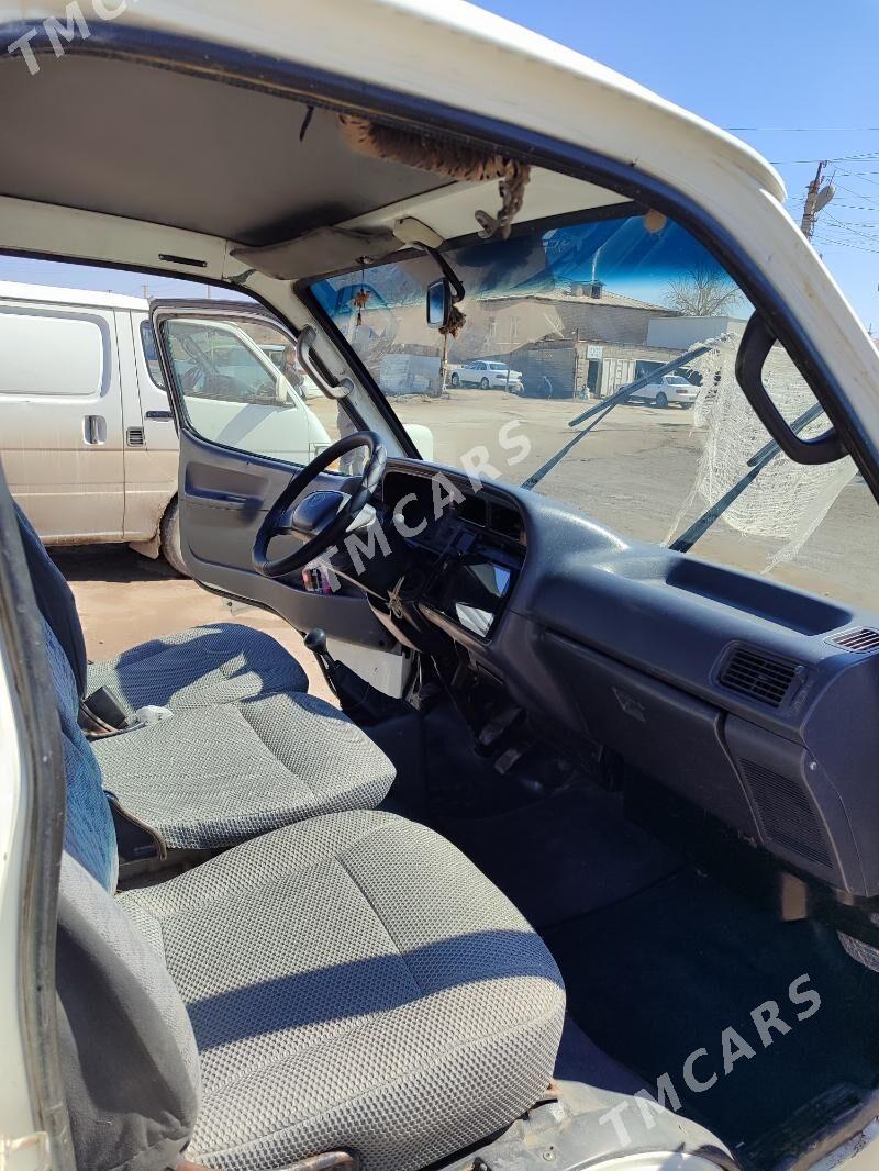 Toyota Hiace 2004 - 120 000 TMT - Теджен - img 4