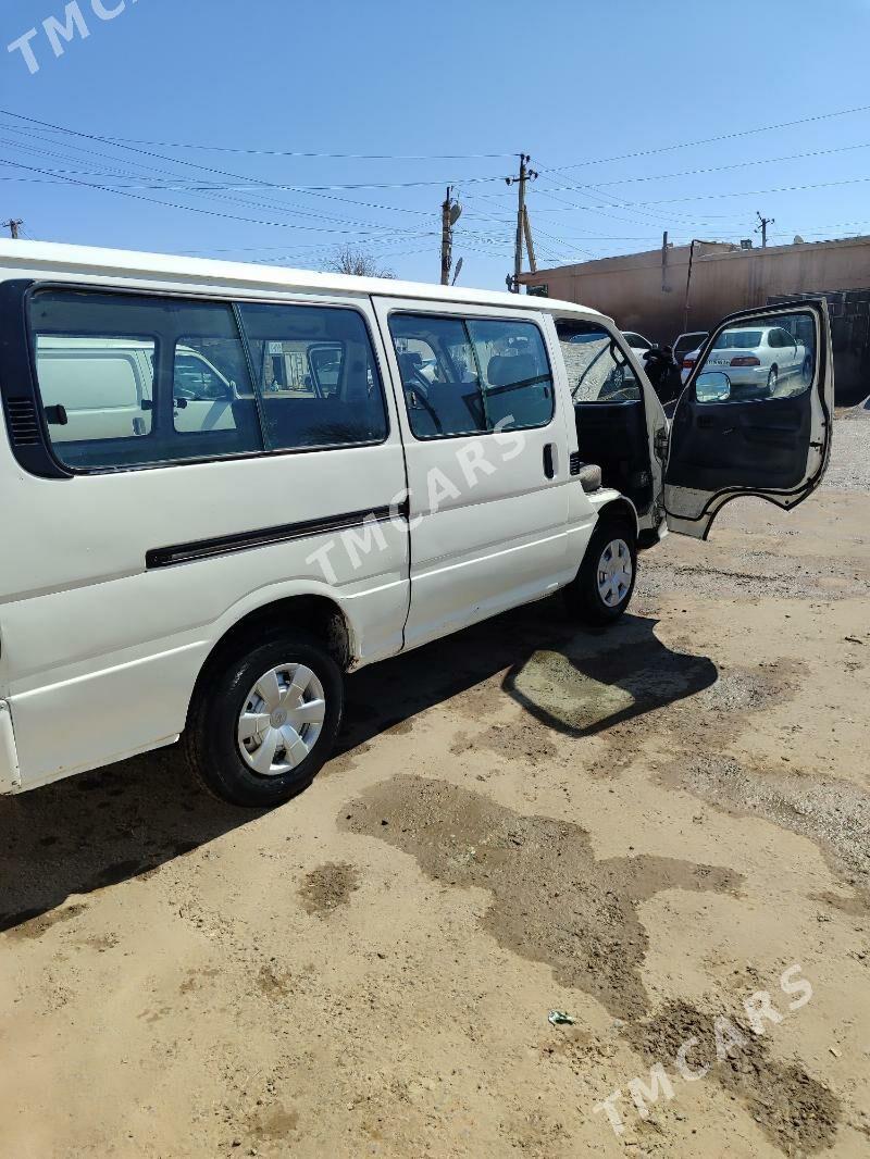 Toyota Hiace 2004 - 120 000 TMT - Теджен - img 3