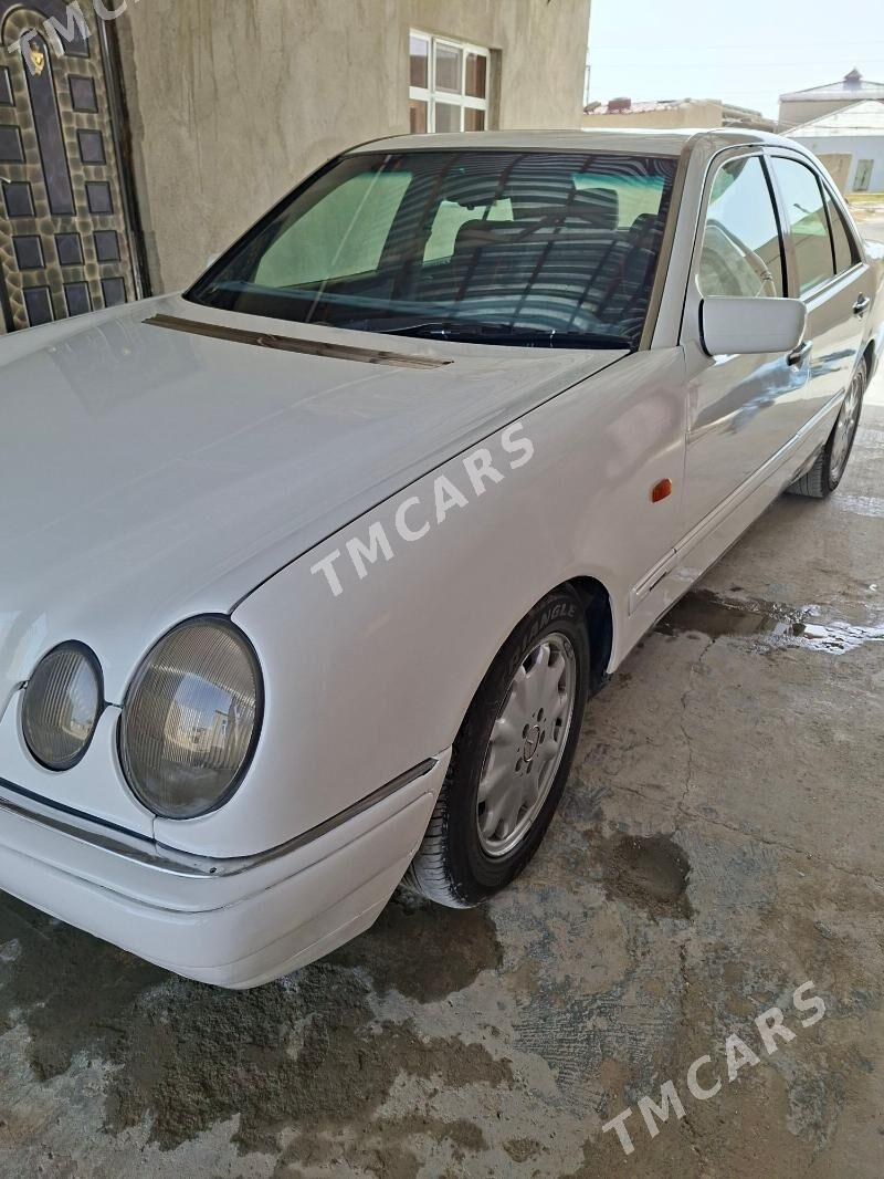 Mercedes-Benz E320 1997 - 85 000 TMT - Бахарден - img 5