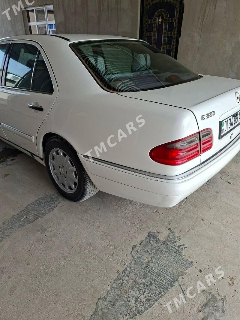 Mercedes-Benz E320 1997 - 85 000 TMT - Бахарден - img 6