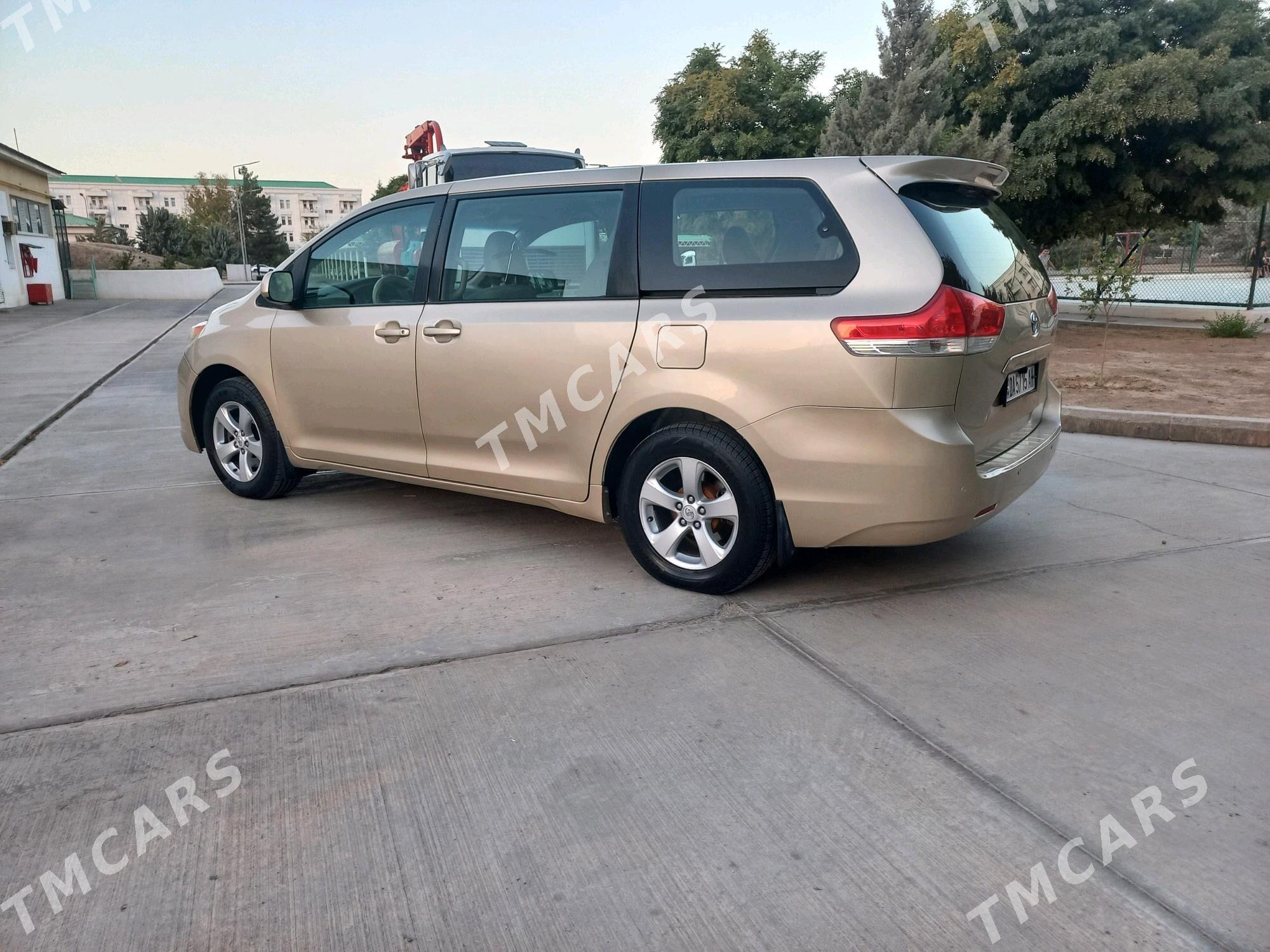Toyota Sienna 2010 - 255 000 TMT - Aşgabat - img 2