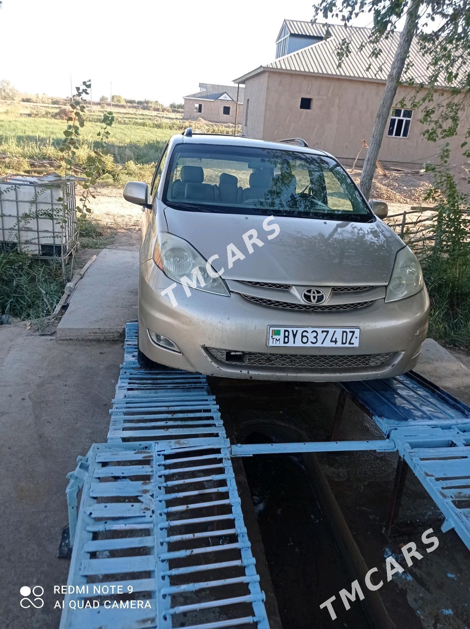Toyota Sienna 2006 - 190 000 TMT - етр. Туркменбаши - img 8