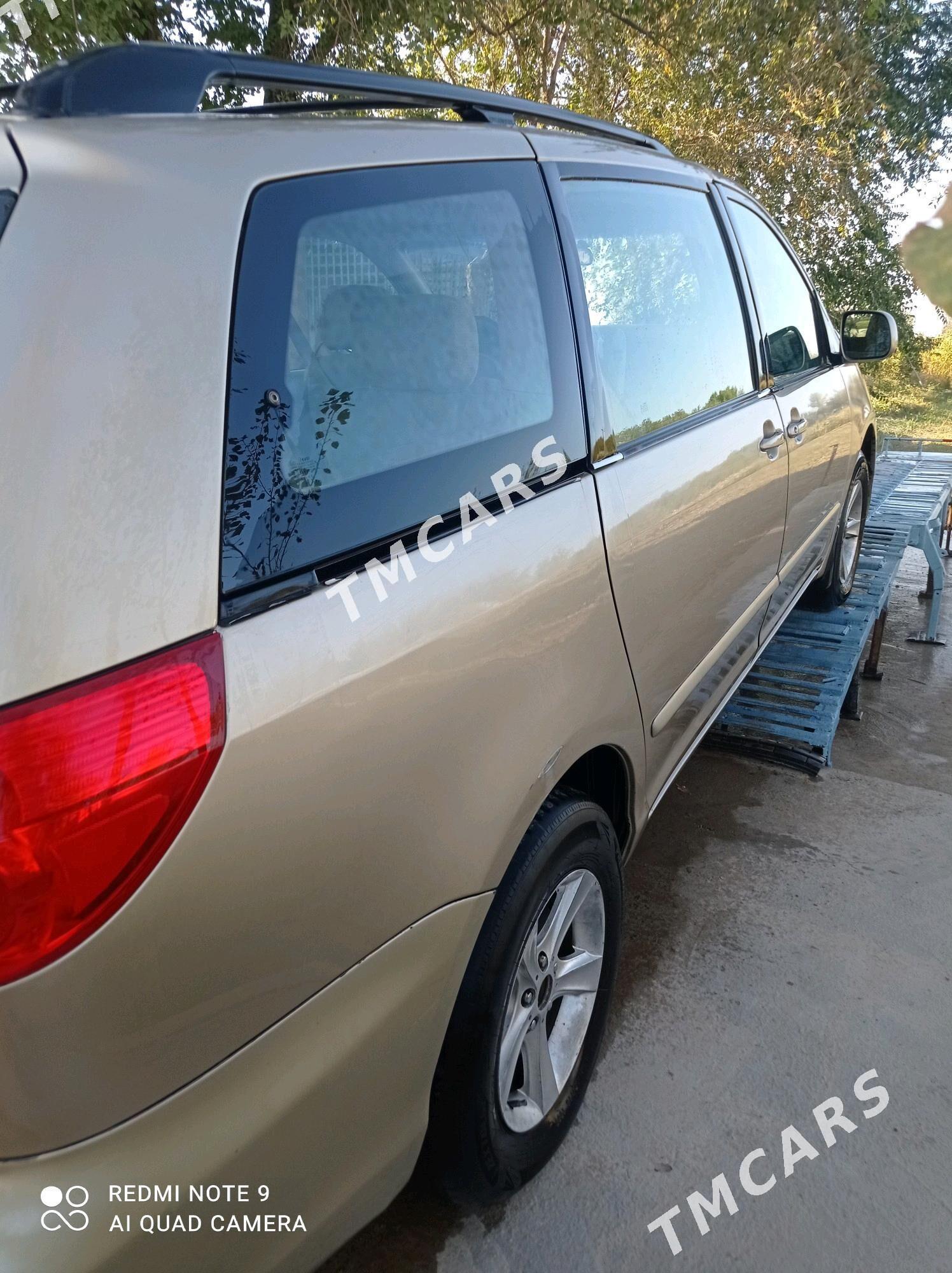 Toyota Sienna 2006 - 190 000 TMT - етр. Туркменбаши - img 6