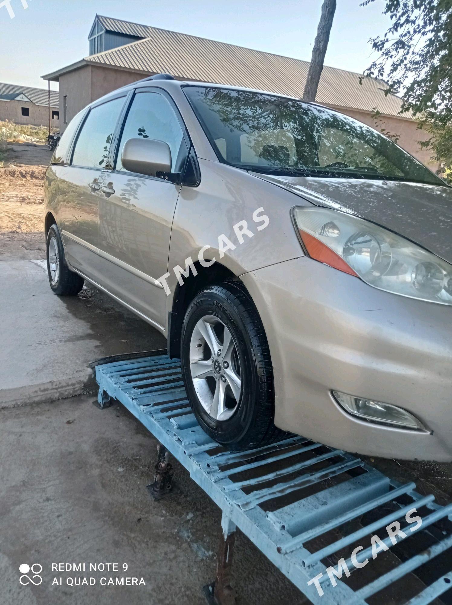 Toyota Sienna 2006 - 190 000 TMT - етр. Туркменбаши - img 4