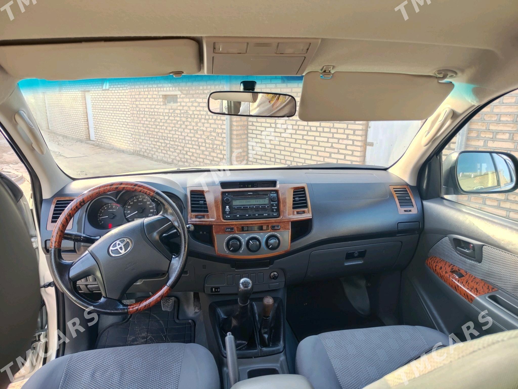 Toyota Hilux 2012 - 340 000 TMT - Мары - img 5