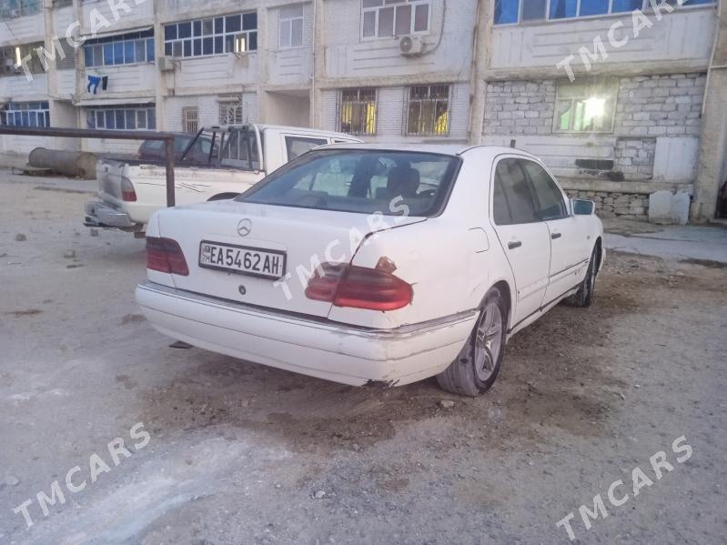 Mercedes-Benz E320 1996 - 45 000 TMT - Garabogaz - img 8