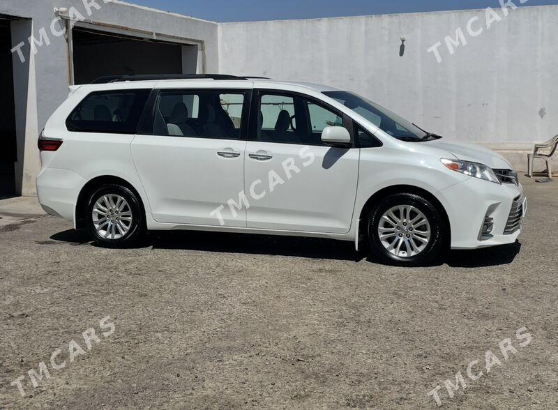 Toyota Sienna 2017 - 370 000 TMT - Мары - img 3