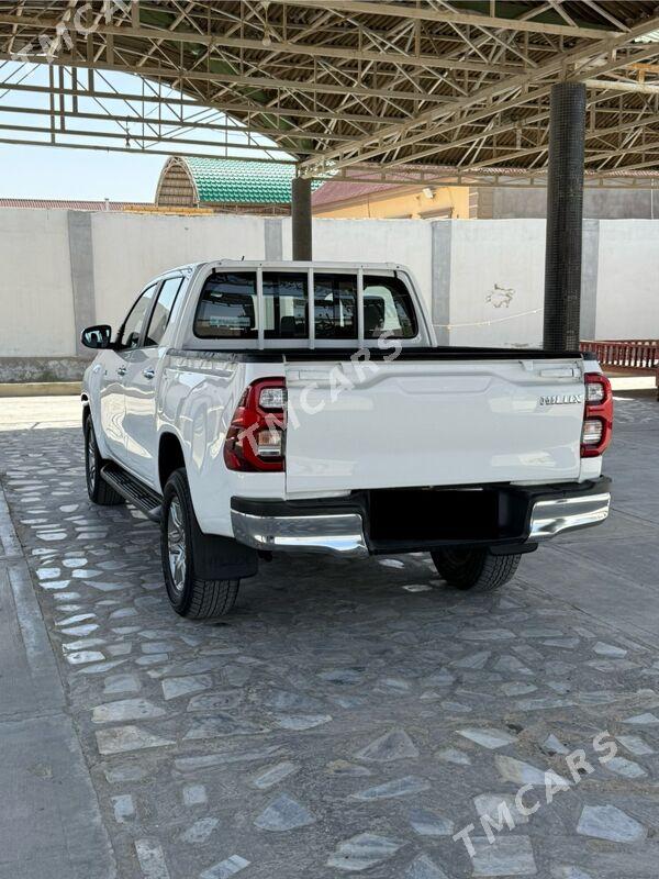 Toyota Hilux 2021 - 450 000 TMT - Aşgabat - img 4