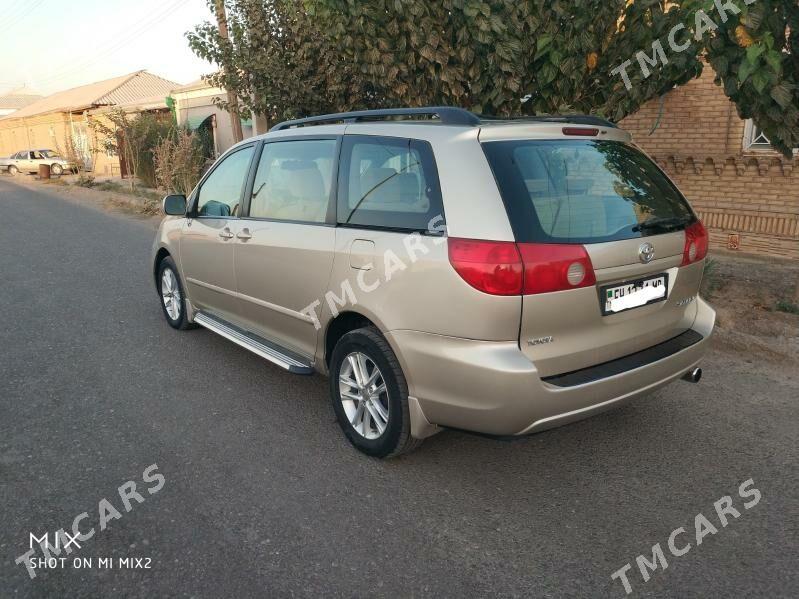 Toyota Sienna 2006 - 240 000 TMT - Ёлётен - img 4