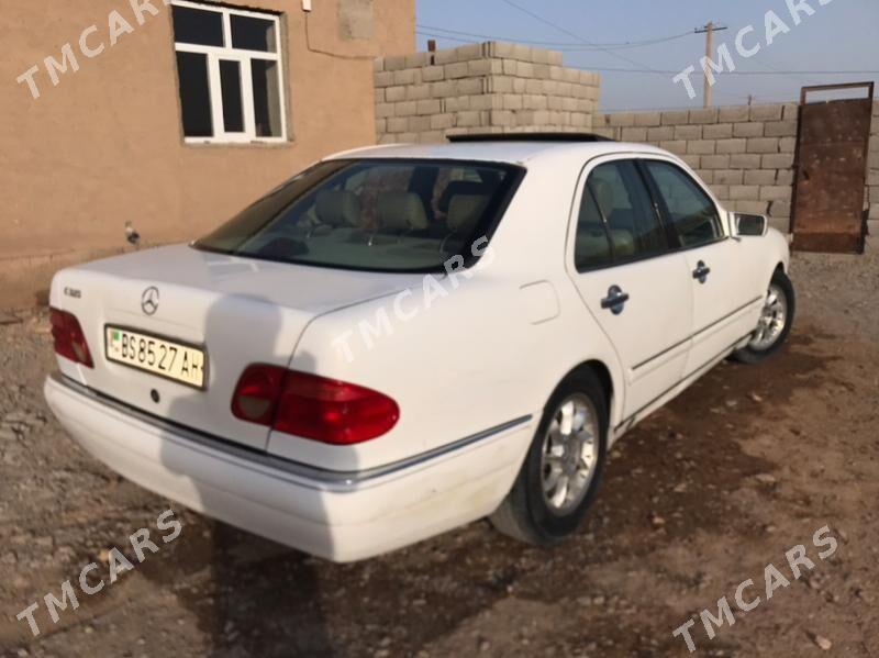 Mercedes-Benz E320 1996 - 65 000 TMT - Бедев - img 4