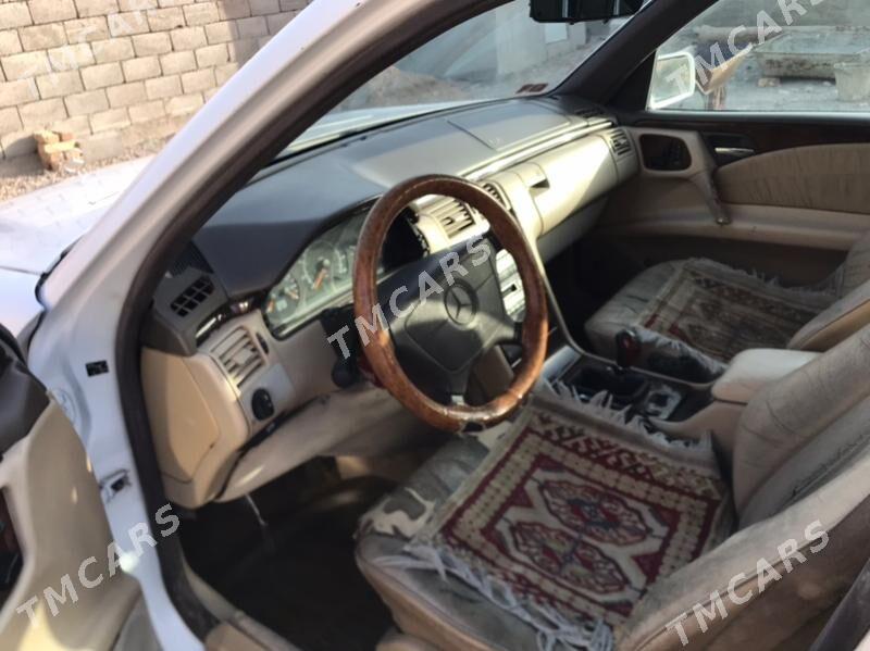 Mercedes-Benz E320 1996 - 65 000 TMT - Бедев - img 6