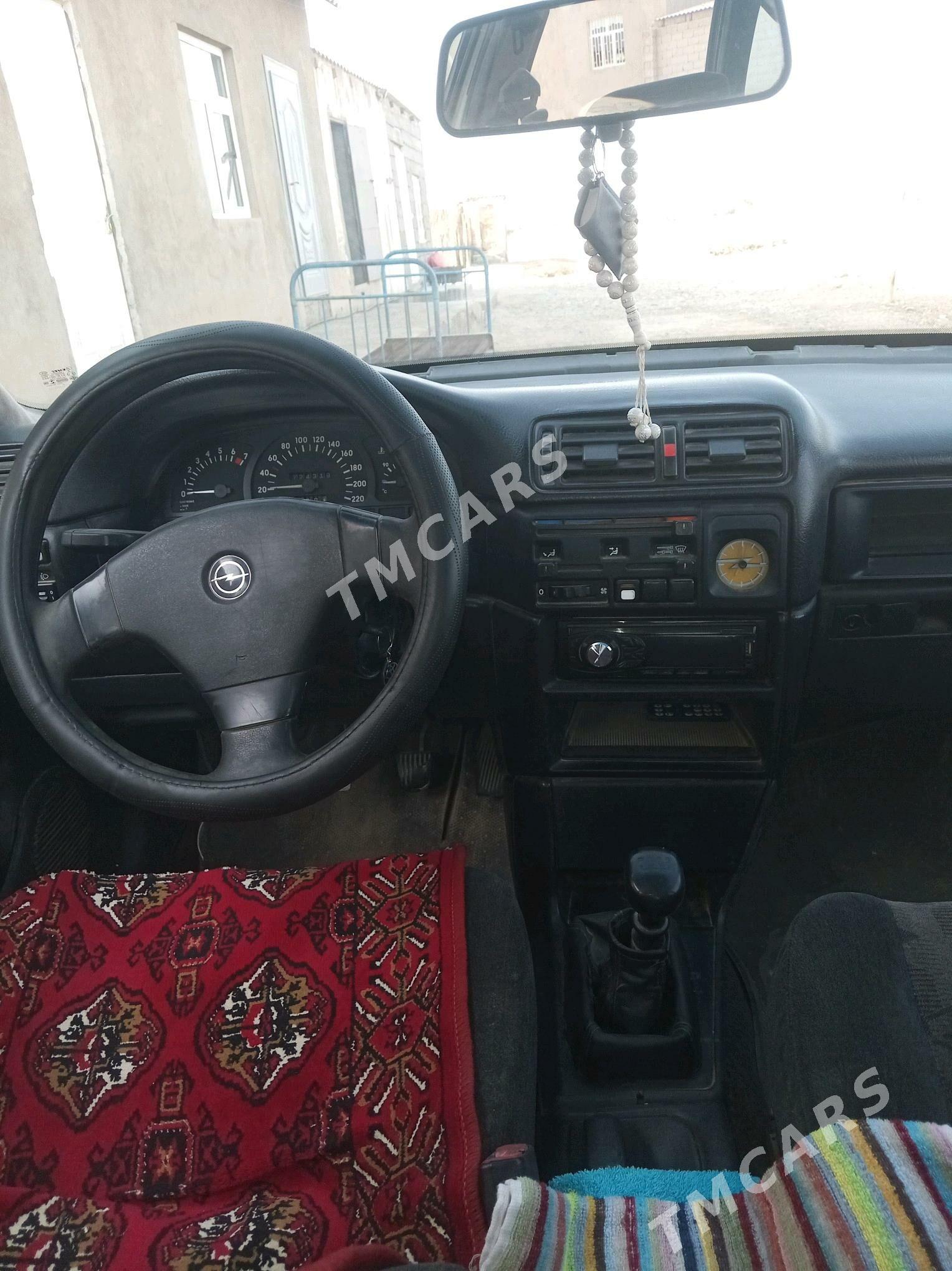 Opel Vectra 1990 - 25 000 TMT - Теджен - img 3