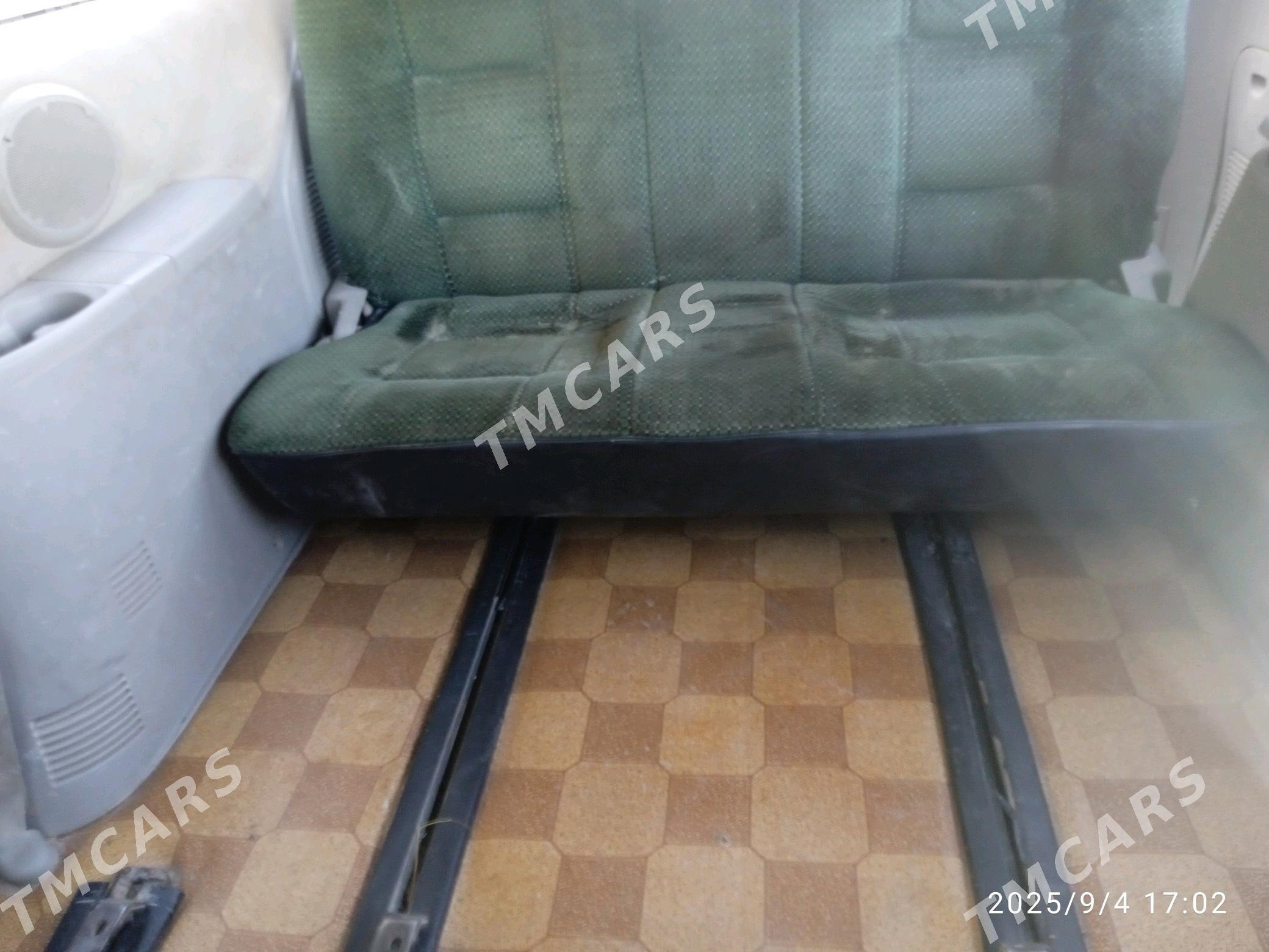Kia Carnival 2001 - 40 000 TMT - Гурбансолтан Едже - img 4