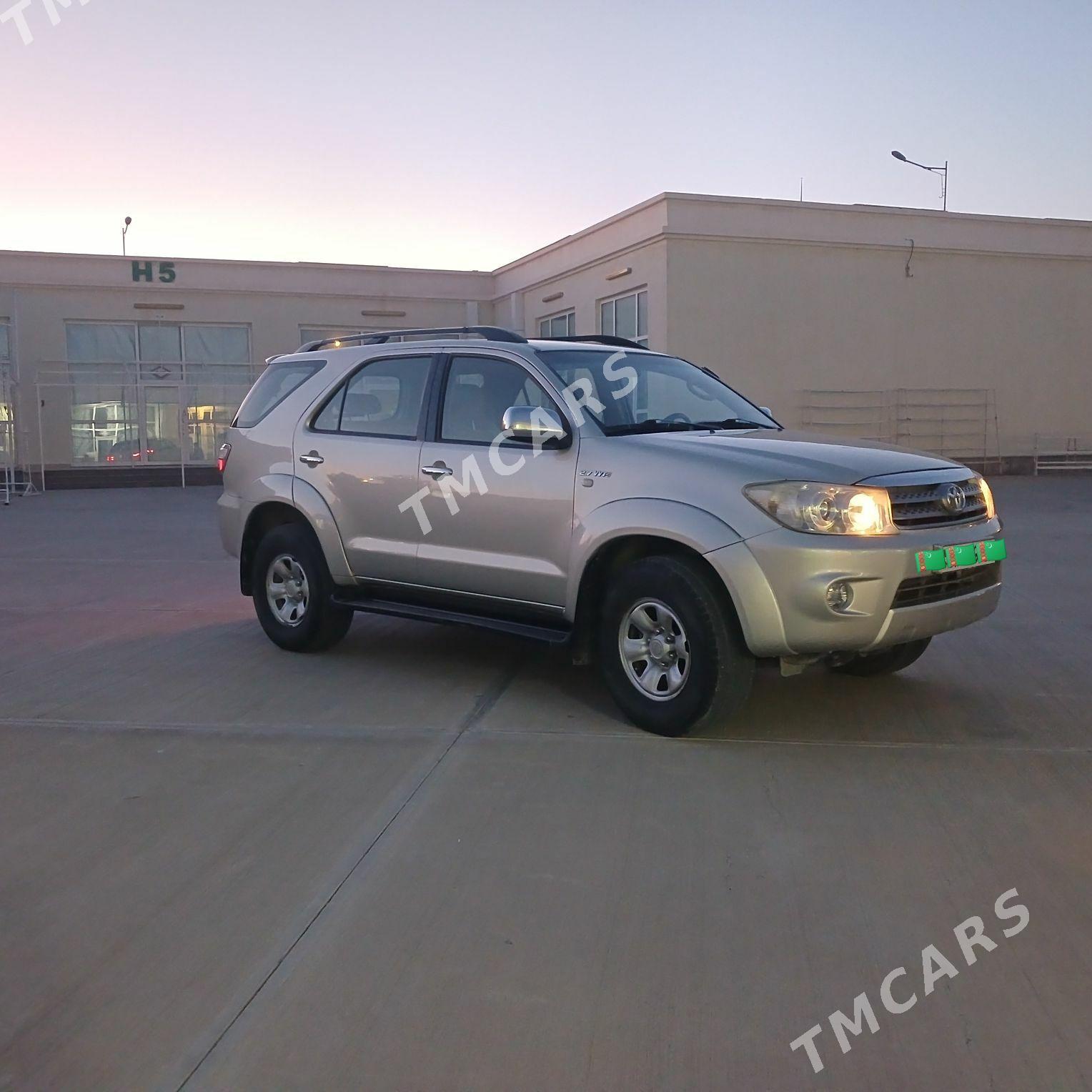Toyota Fortuner 2010 - 300 000 TMT - Туркменабат - img 4