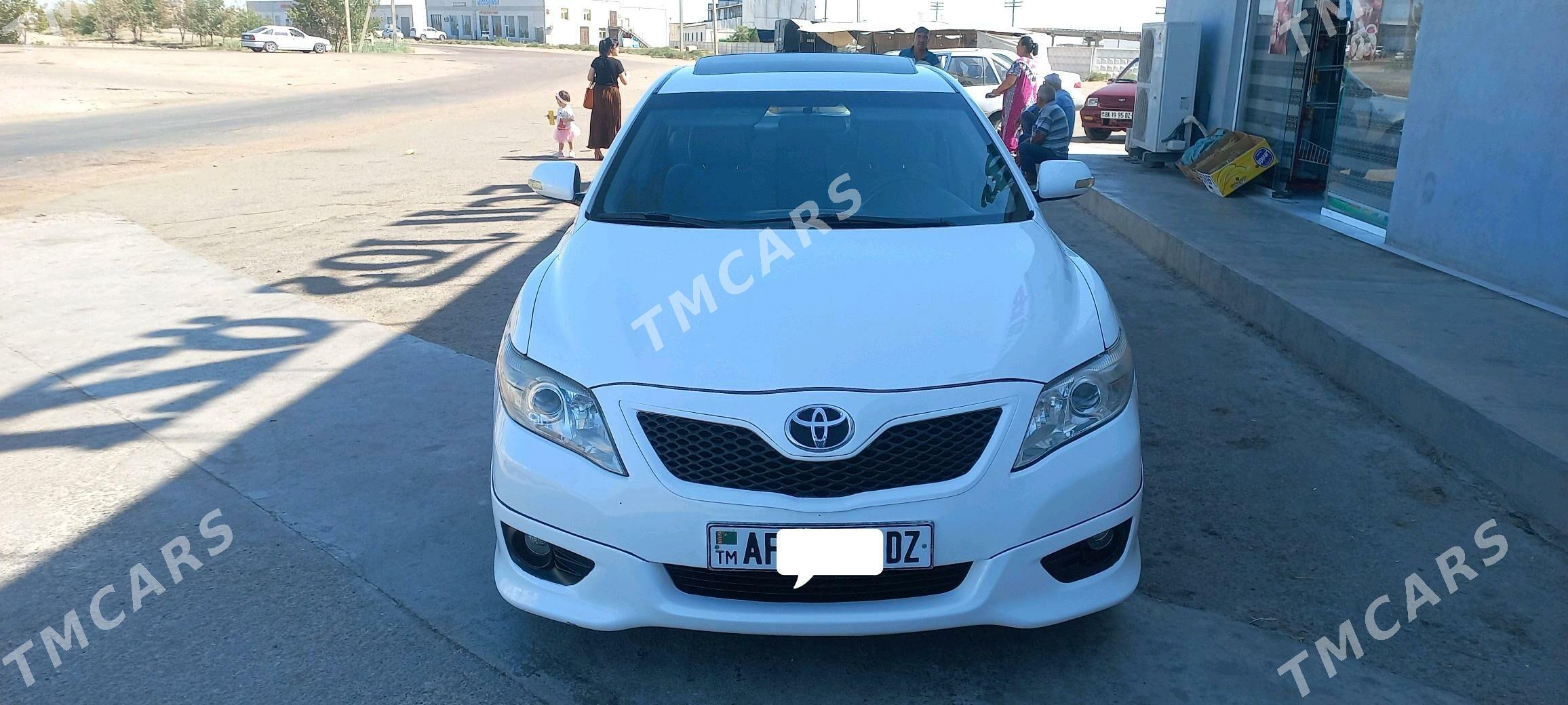 Toyota Camry 2011 - 200 000 TMT - Дашогуз - img 3