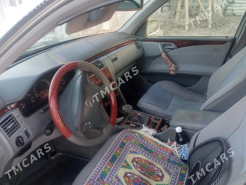 Mercedes-Benz E320 2001 - 95 000 TMT - Хазар - img 3