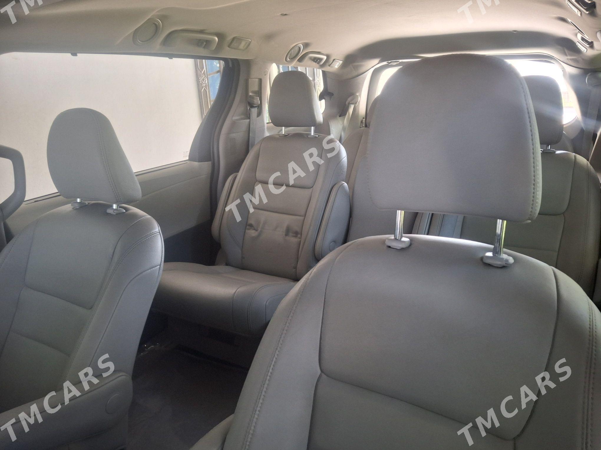 Toyota Sienna 2019 - 440 000 TMT - Дашогуз - img 3