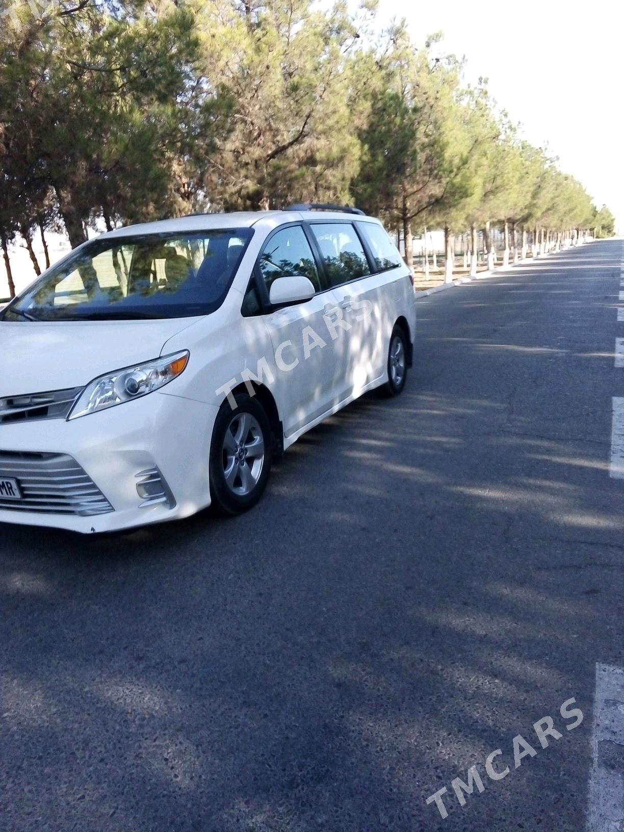 Toyota Sienna 2018 - 385 000 TMT - Векильбазар - img 2