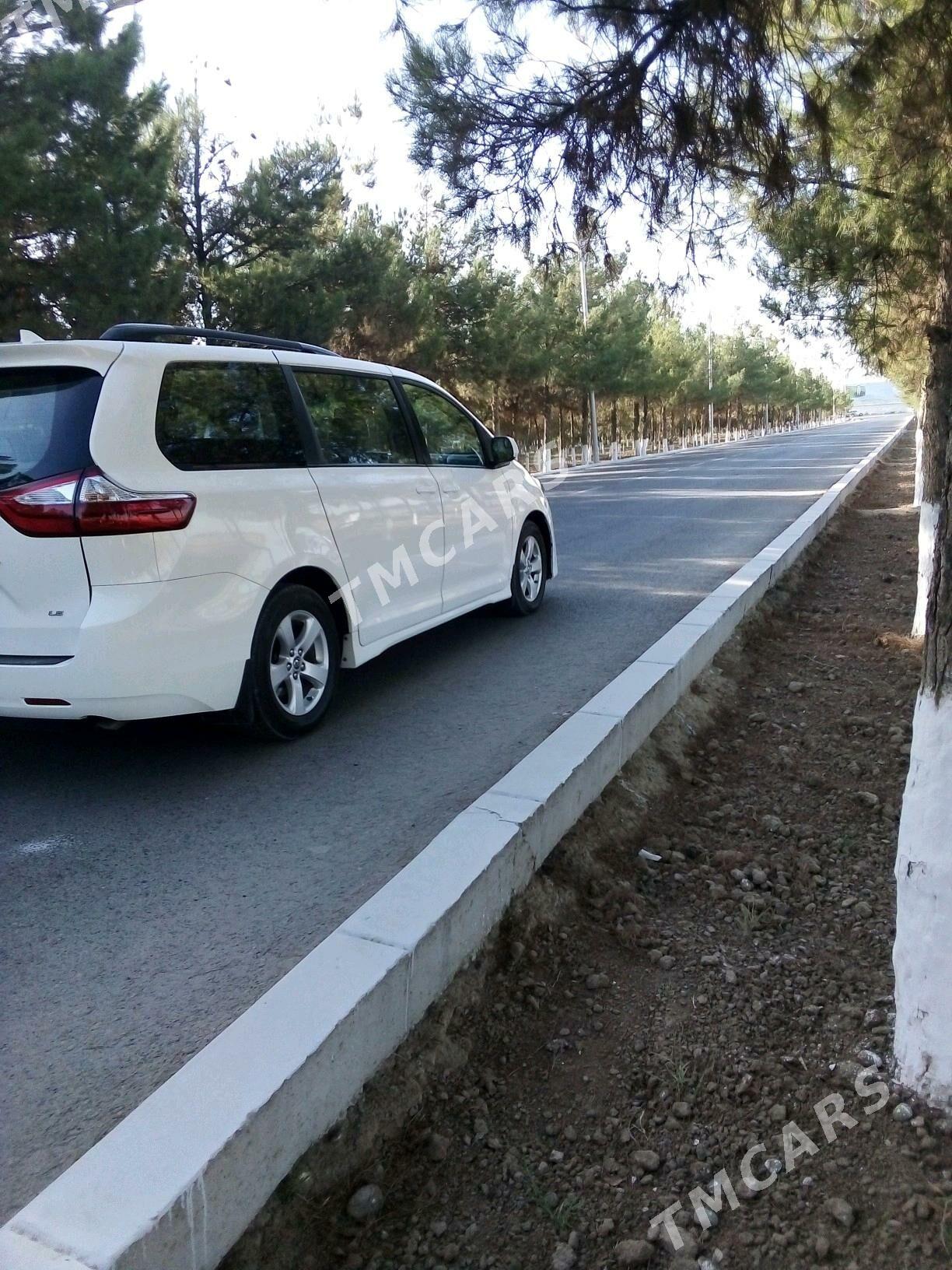Toyota Sienna 2018 - 385 000 TMT - Векильбазар - img 3