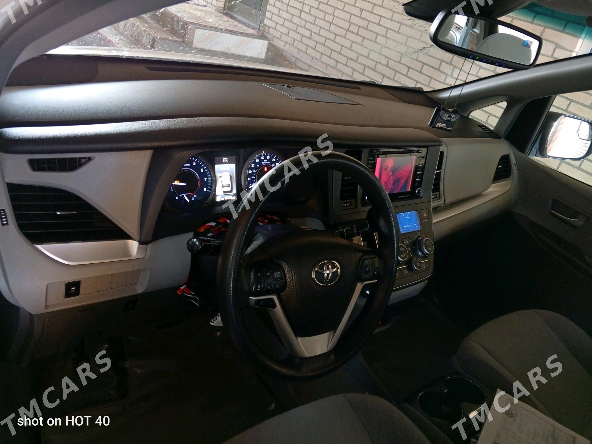 Toyota Sienna 2018 - 385 000 TMT - Векильбазар - img 5
