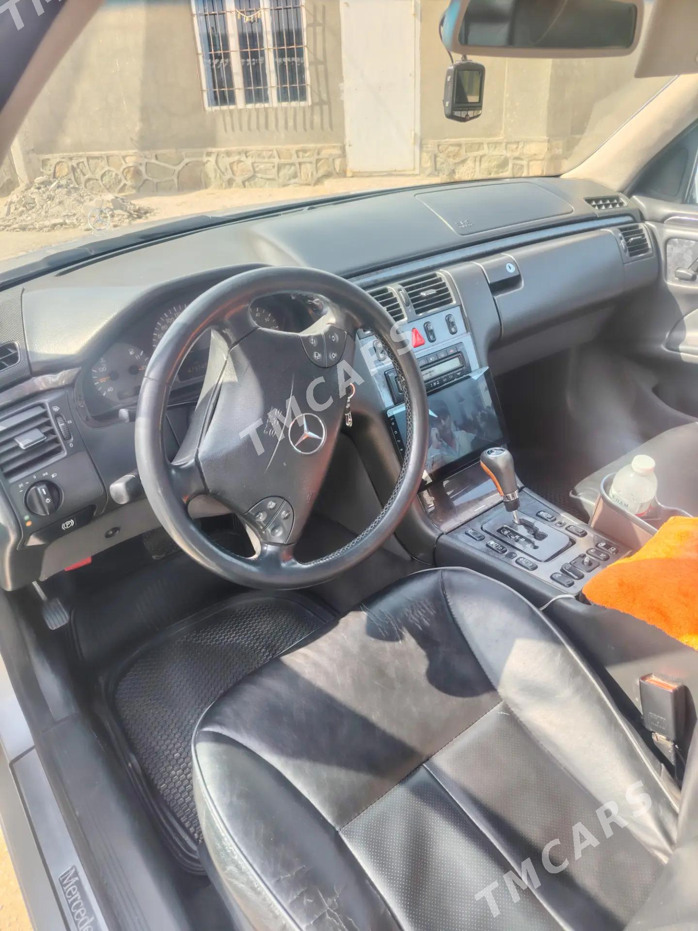 Mercedes-Benz E320 2000 - 120 000 TMT - Балканабат - img 4