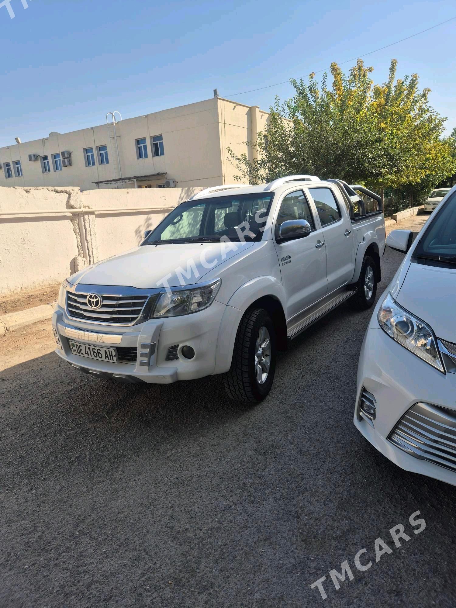 Toyota Hilux 2013 - 350 000 TMT - Бахарден - img 3