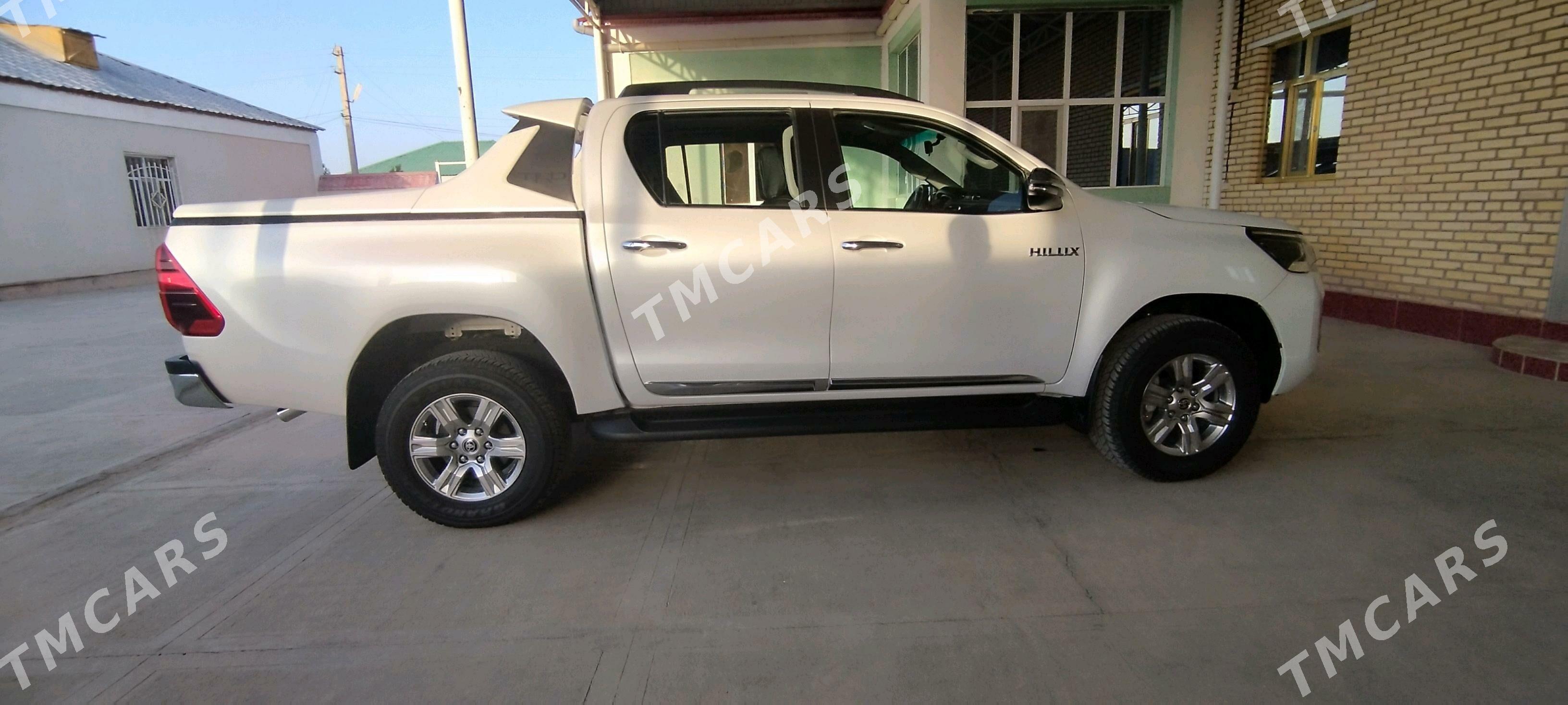 Toyota Hilux 2023 - 640 000 TMT - Серахс - img 8