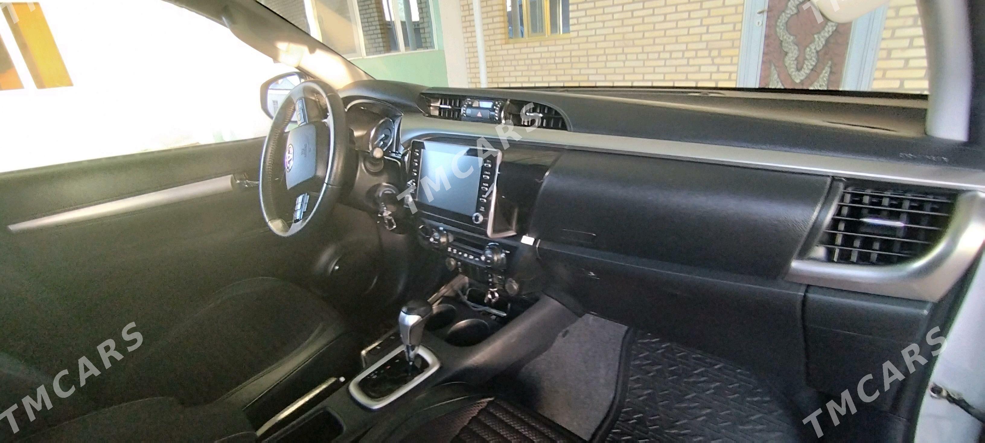 Toyota Hilux 2023 - 640 000 TMT - Серахс - img 3