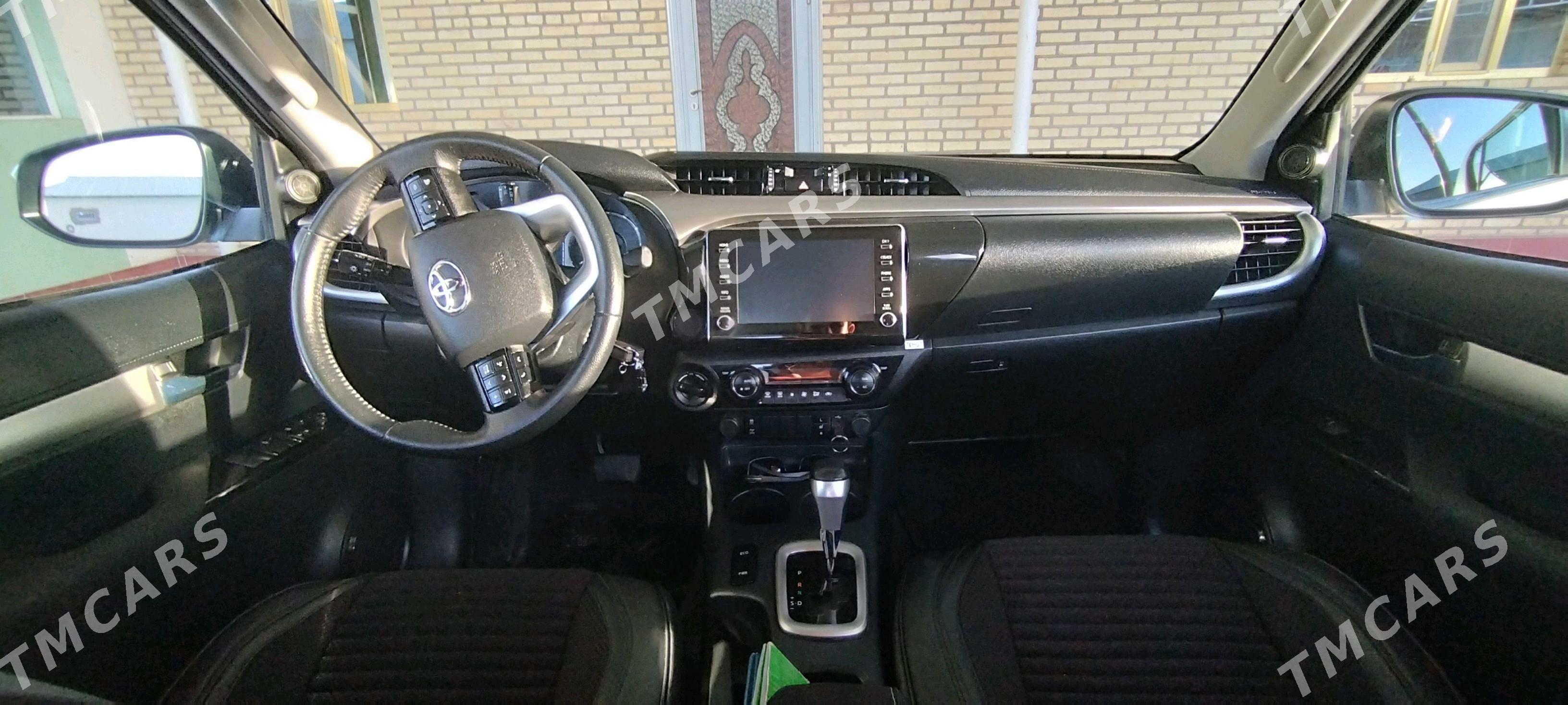 Toyota Hilux 2023 - 640 000 TMT - Серахс - img 2