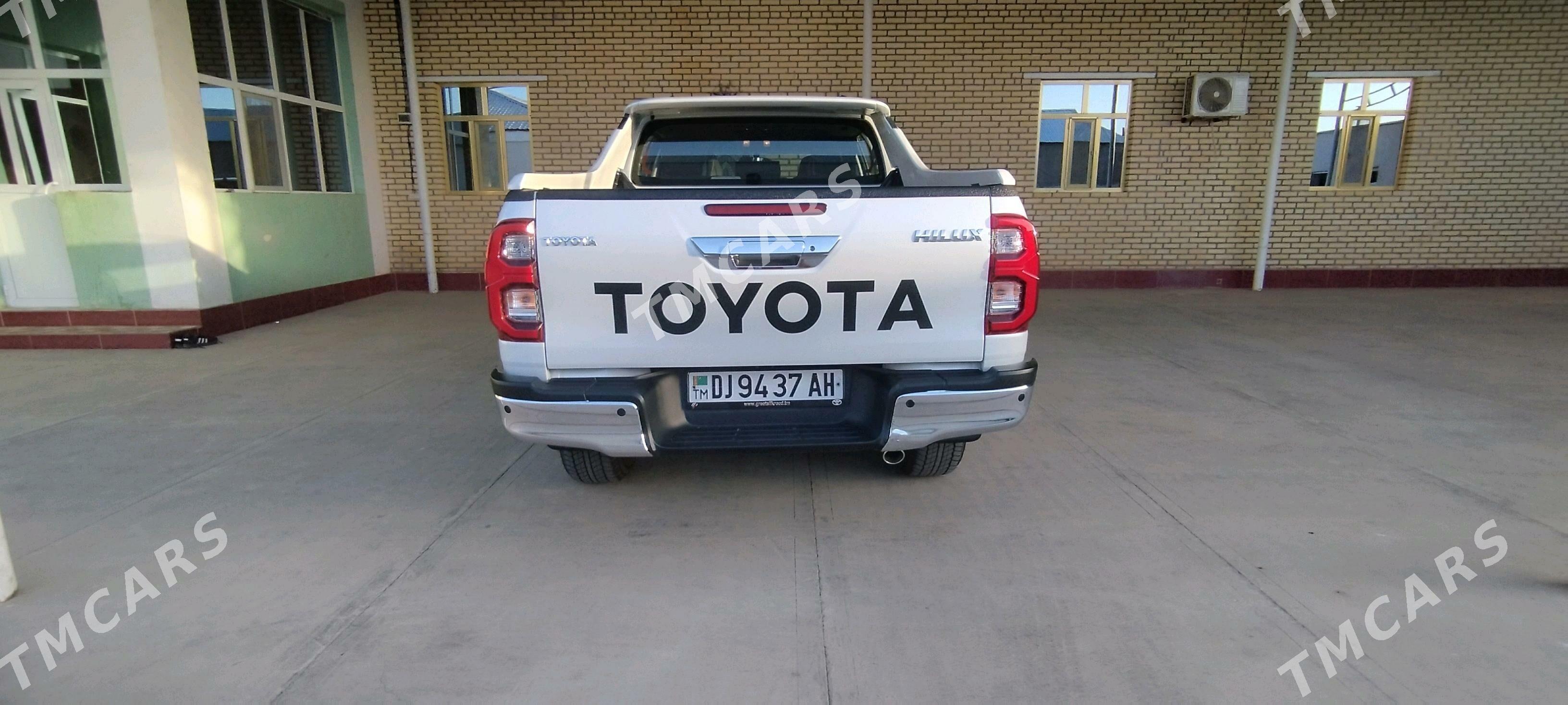 Toyota Hilux 2023 - 640 000 TMT - Серахс - img 4