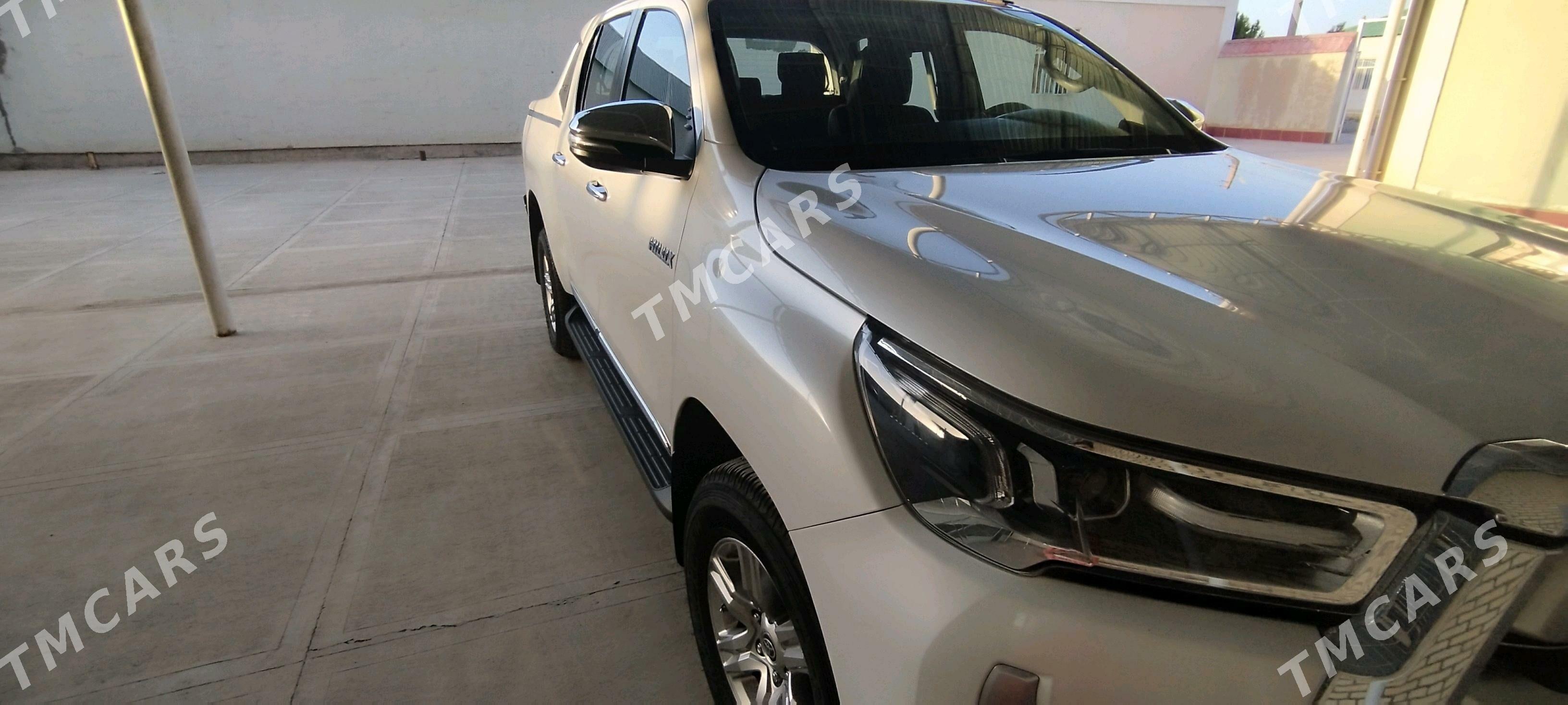 Toyota Hilux 2023 - 640 000 TMT - Серахс - img 6