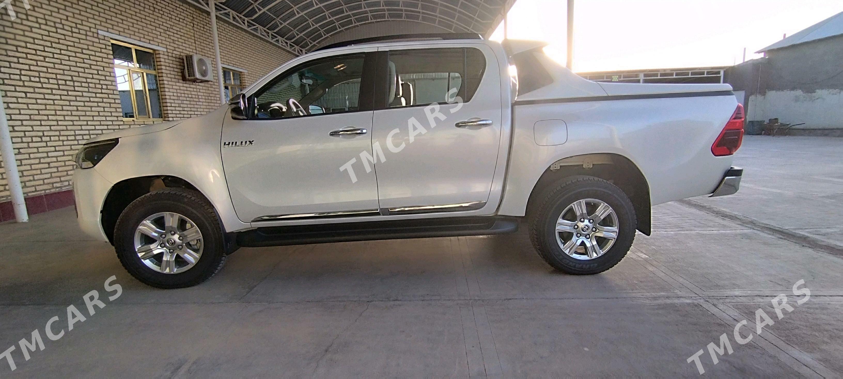 Toyota Hilux 2023 - 640 000 TMT - Серахс - img 5