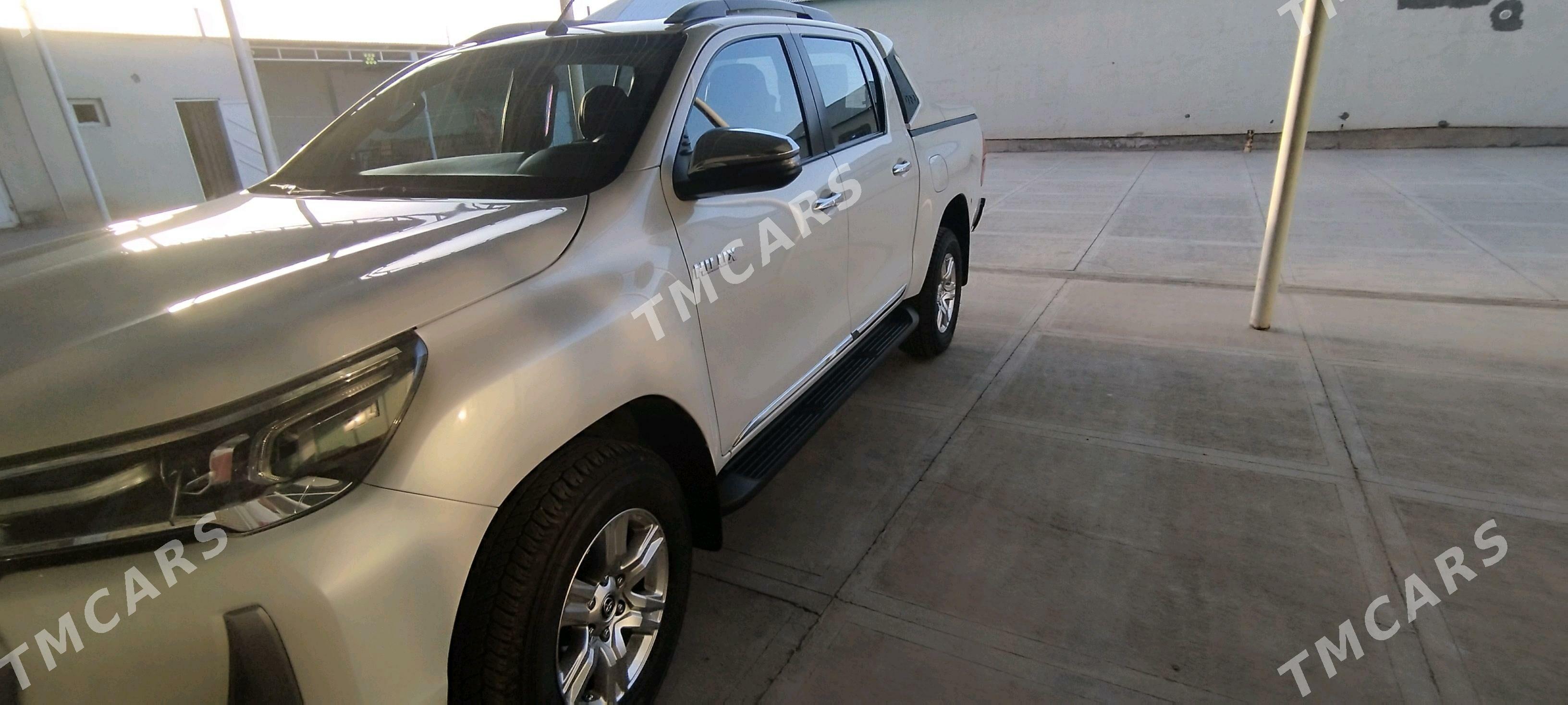 Toyota Hilux 2023 - 640 000 TMT - Серахс - img 7