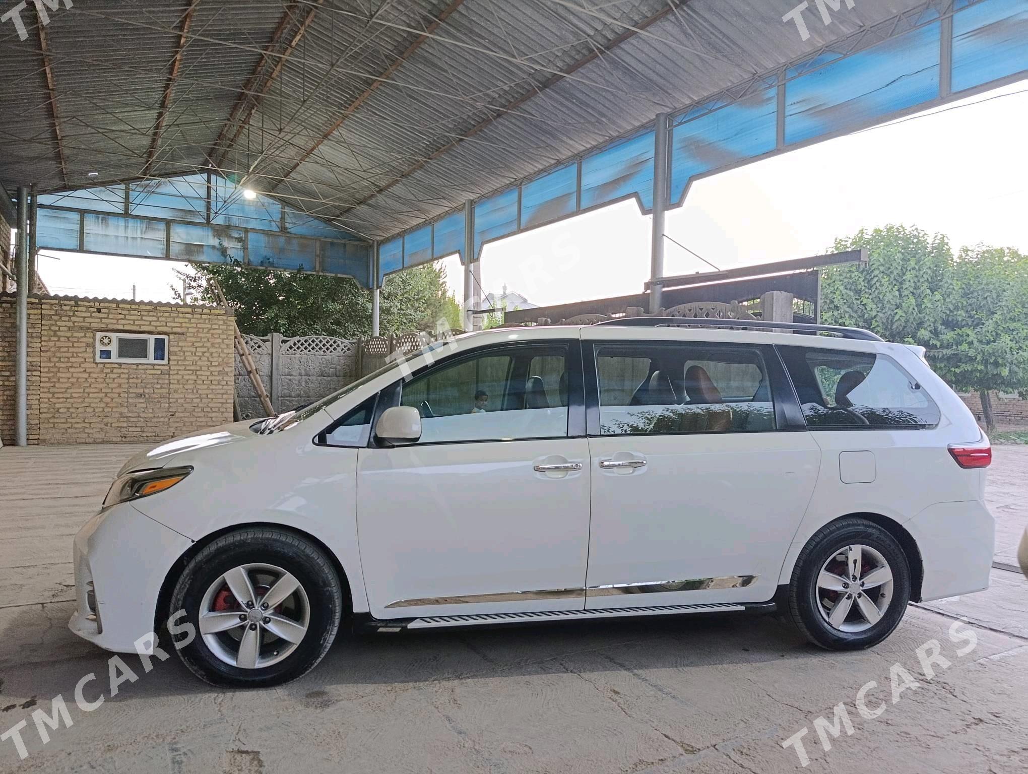 Toyota Sienna 2011 - 265 000 TMT - Türkmengala - img 2