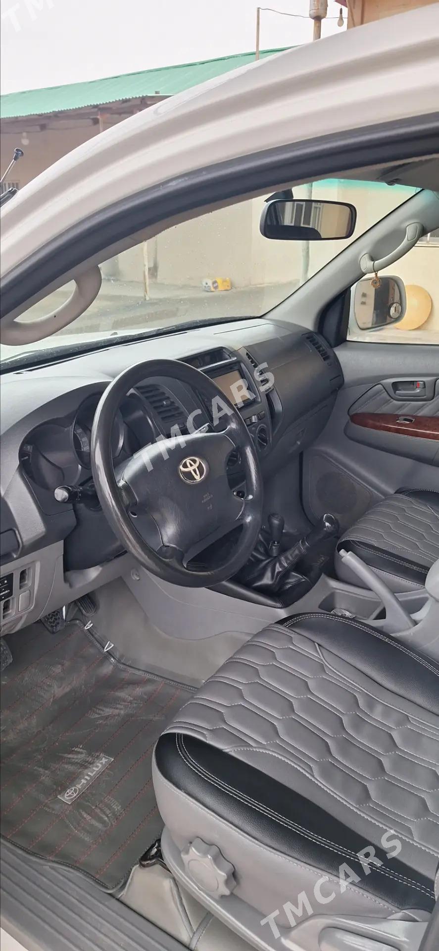 Toyota Hilux 2011 - 288 000 TMT - Бахарден - img 3