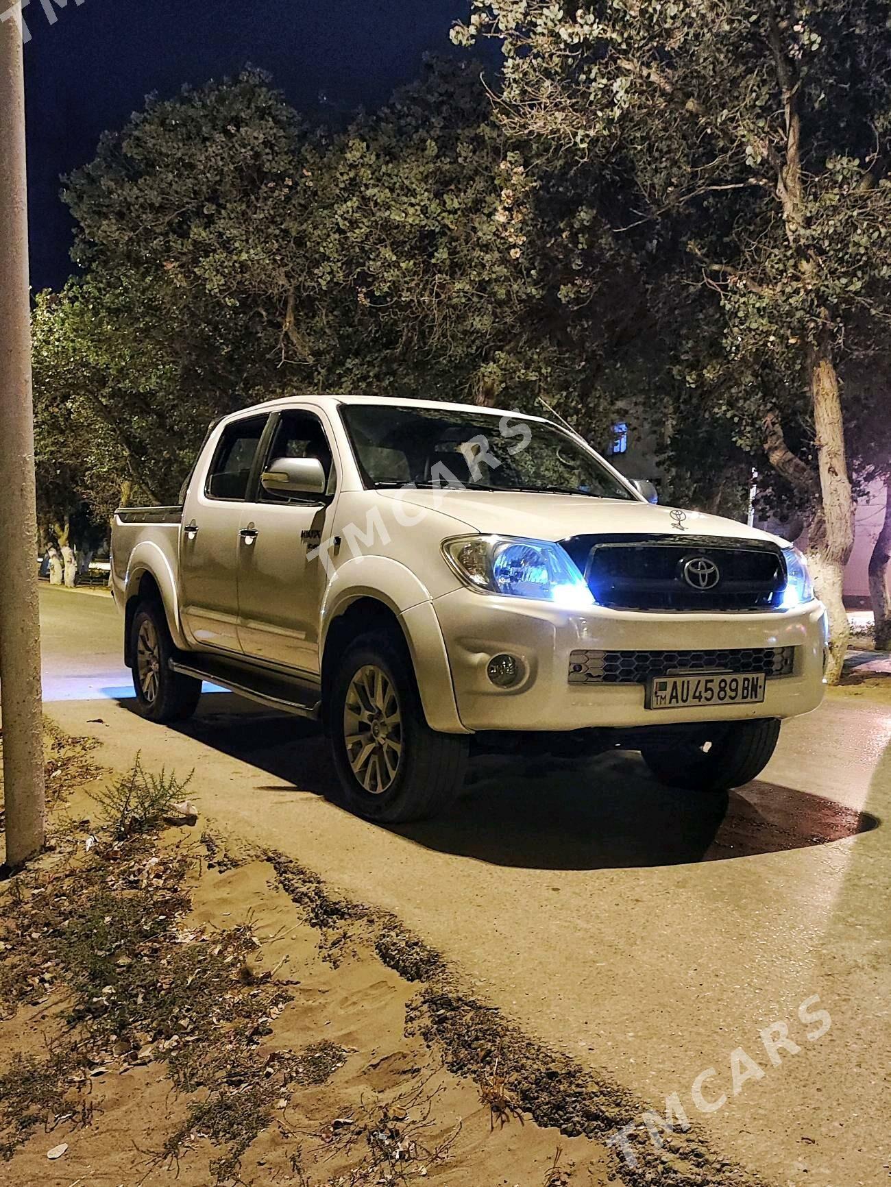 Toyota Hilux 2011 - 240 000 TMT - Хазар - img 3
