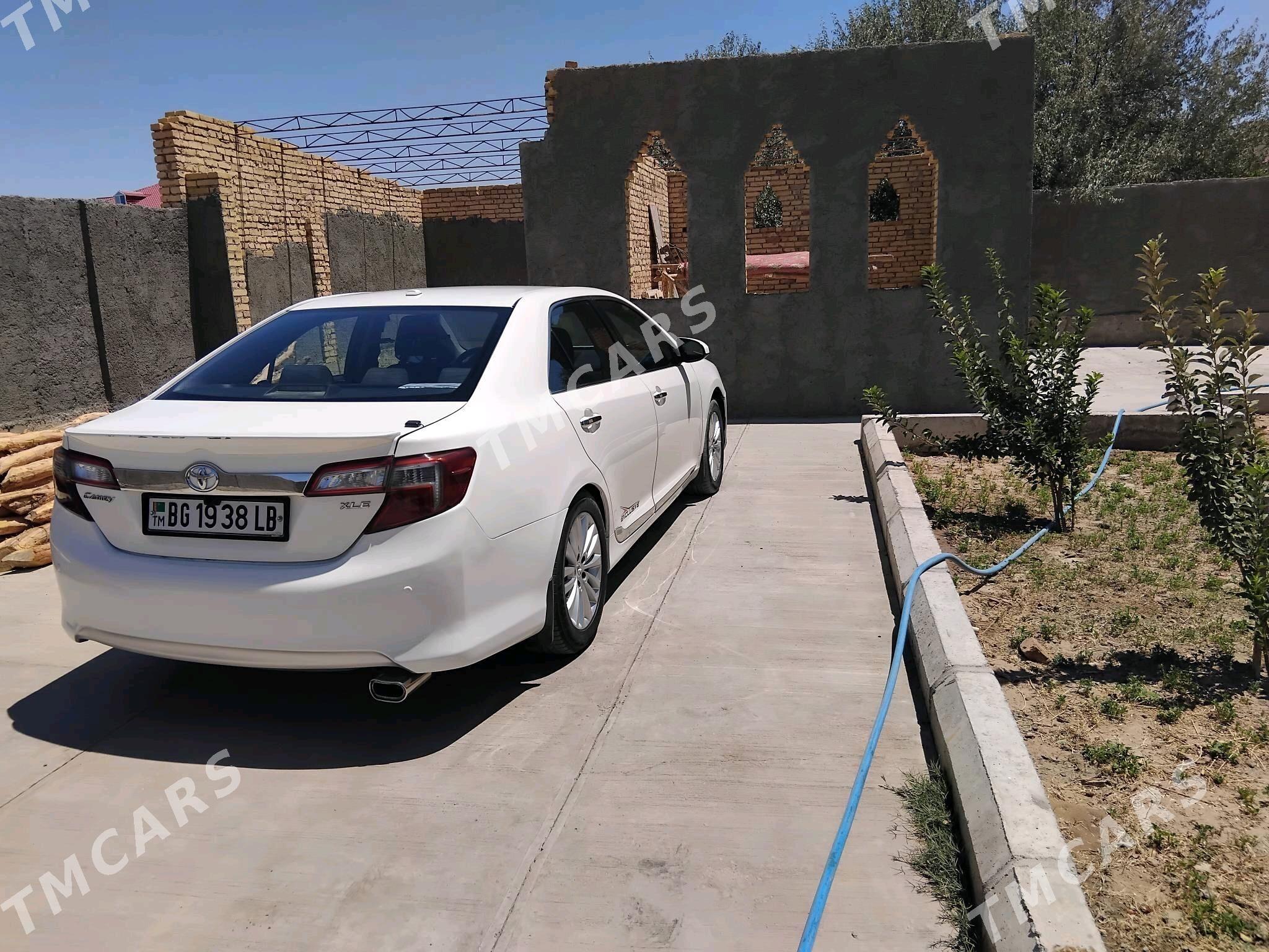 Toyota Camry 2013 - 200 000 TMT - Сейди - img 8