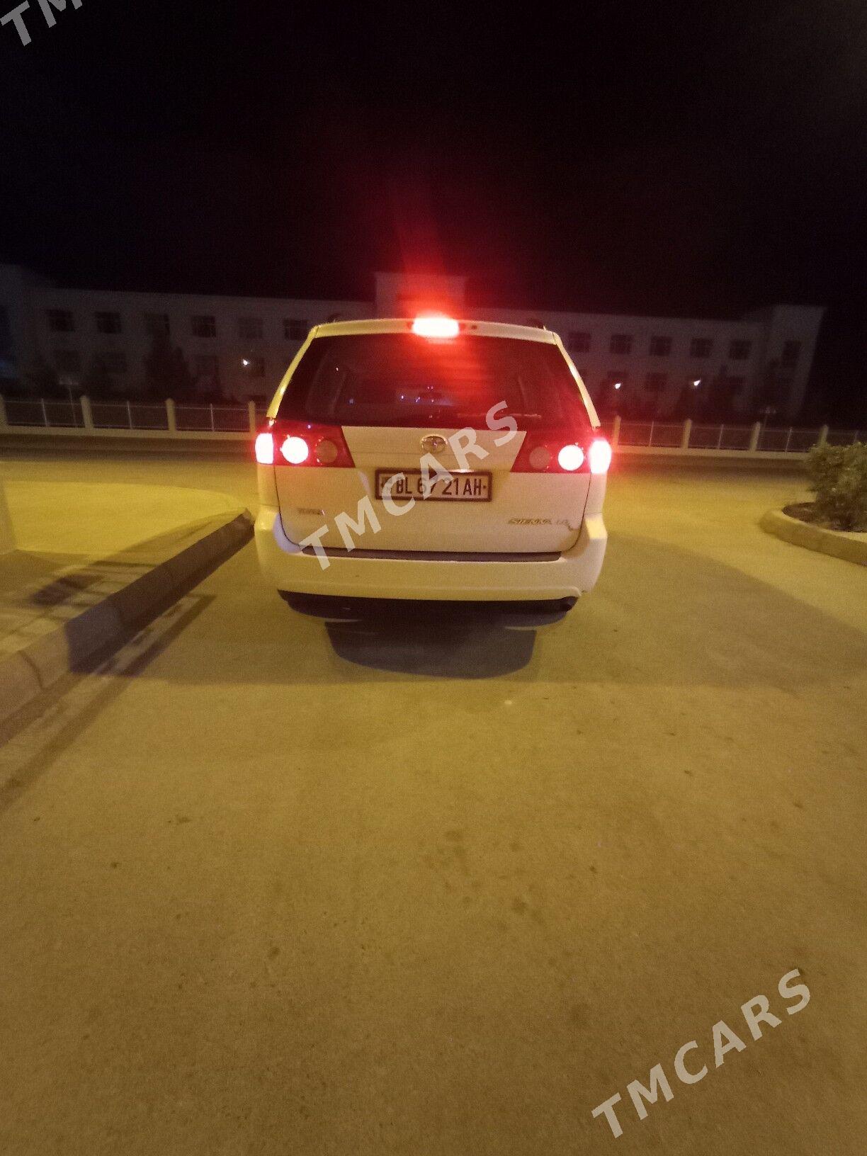 Toyota Sienna 2009 - 240 000 TMT - Бахарден - img 2