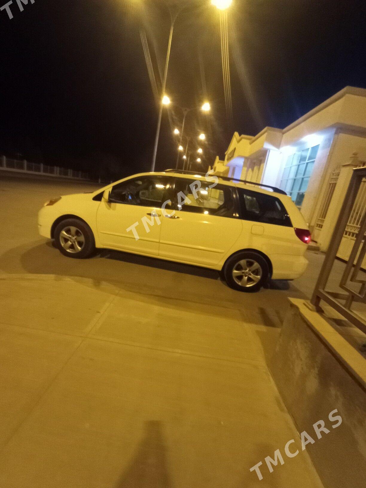 Toyota Sienna 2009 - 240 000 TMT - Бахарден - img 1