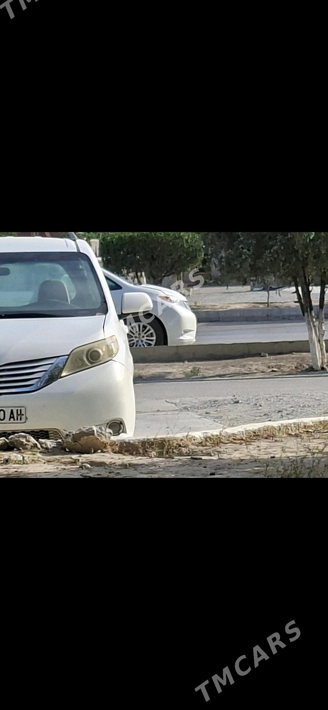 Toyota Sienna 2013 - 240 000 TMT - Бахарден - img 2