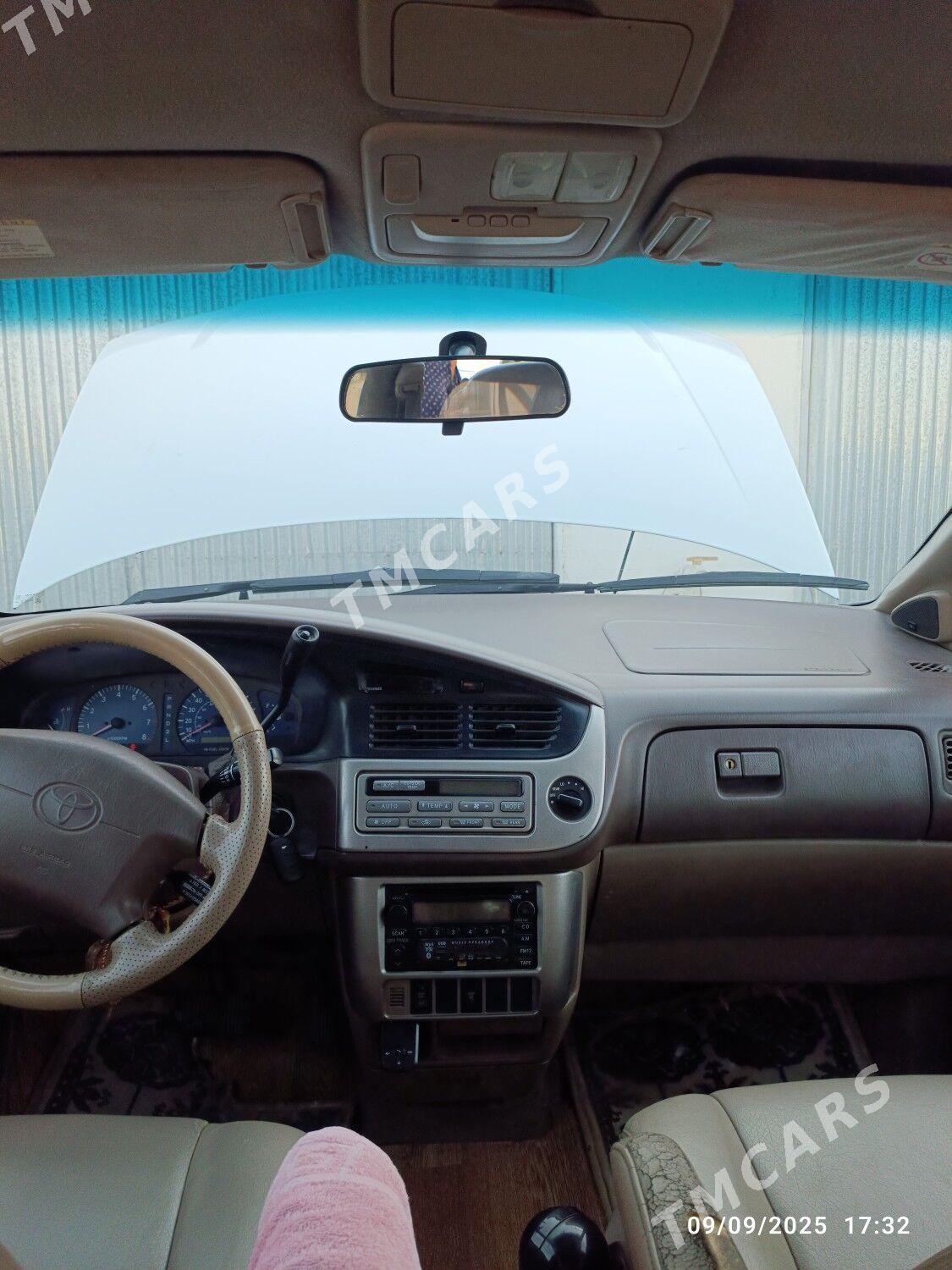 Toyota Sienna 2001 - 140 000 TMT - Теджен - img 1