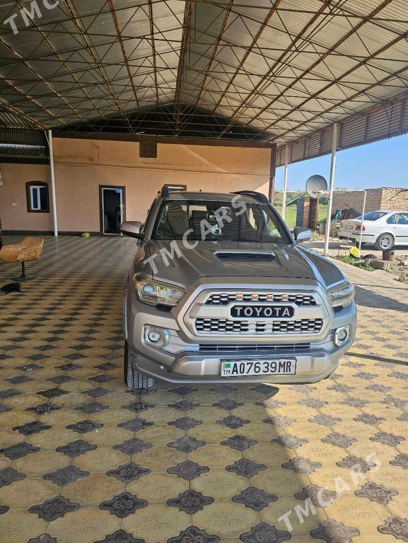 Toyota Tacoma 2018 - 320 000 TMT - Туркменгала - img 5