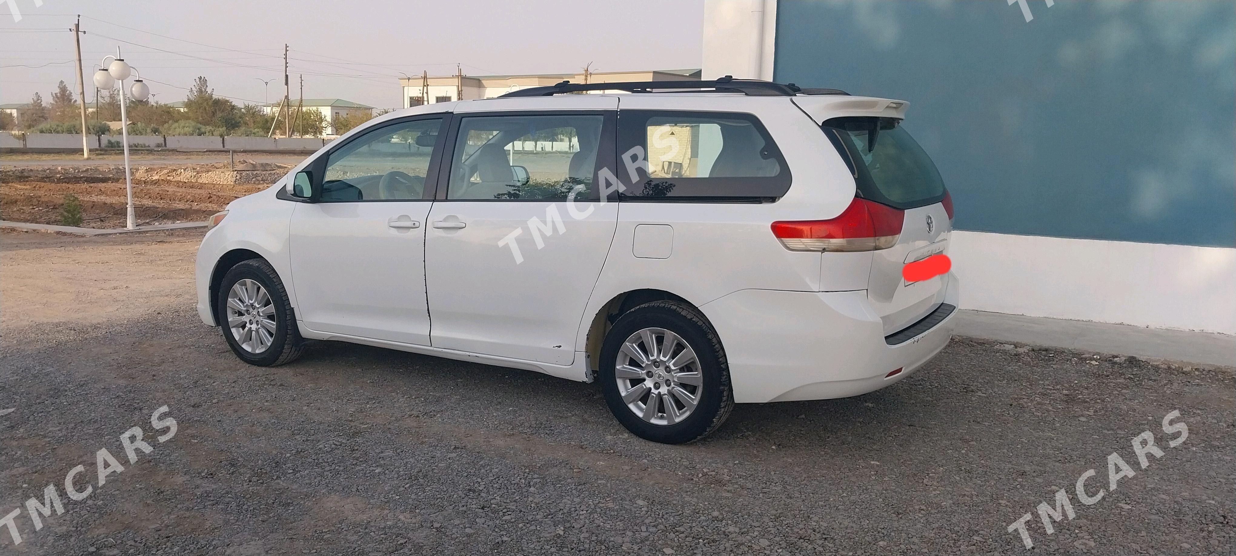 Toyota Sienna 2012 - 260 000 TMT - Бабадайхан - img 2